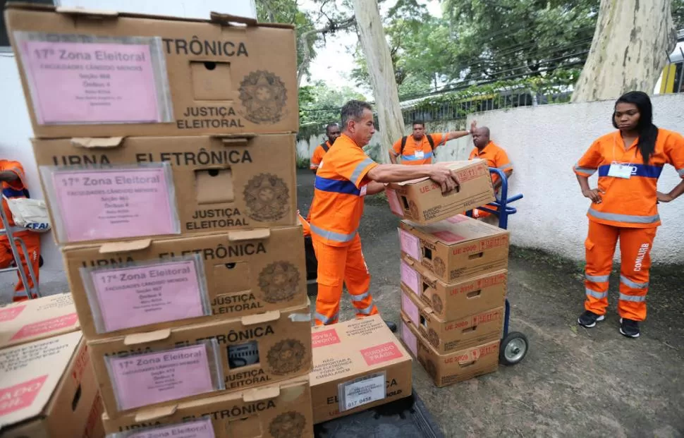 LOS PREPARATIVOS. En la víspera del balotaje comenzó el traslado de las urnas hacia los lugares de votación. Reuters