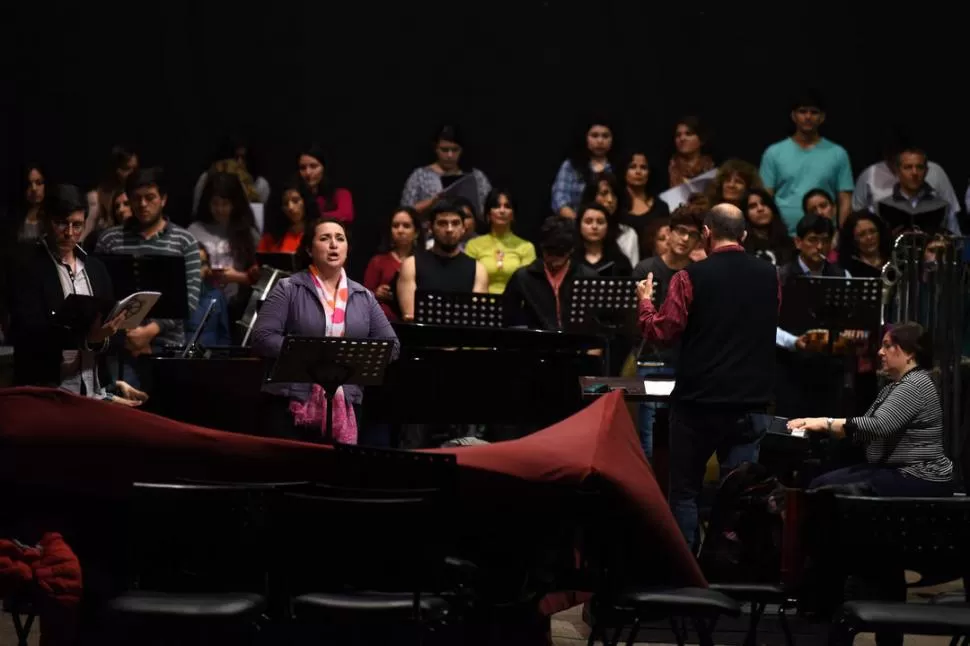 CORO Y SOLISTAS. La soprano y una de las pianistas, en el ensayo general. la gaceta / foto de DIEGO ARAOZ