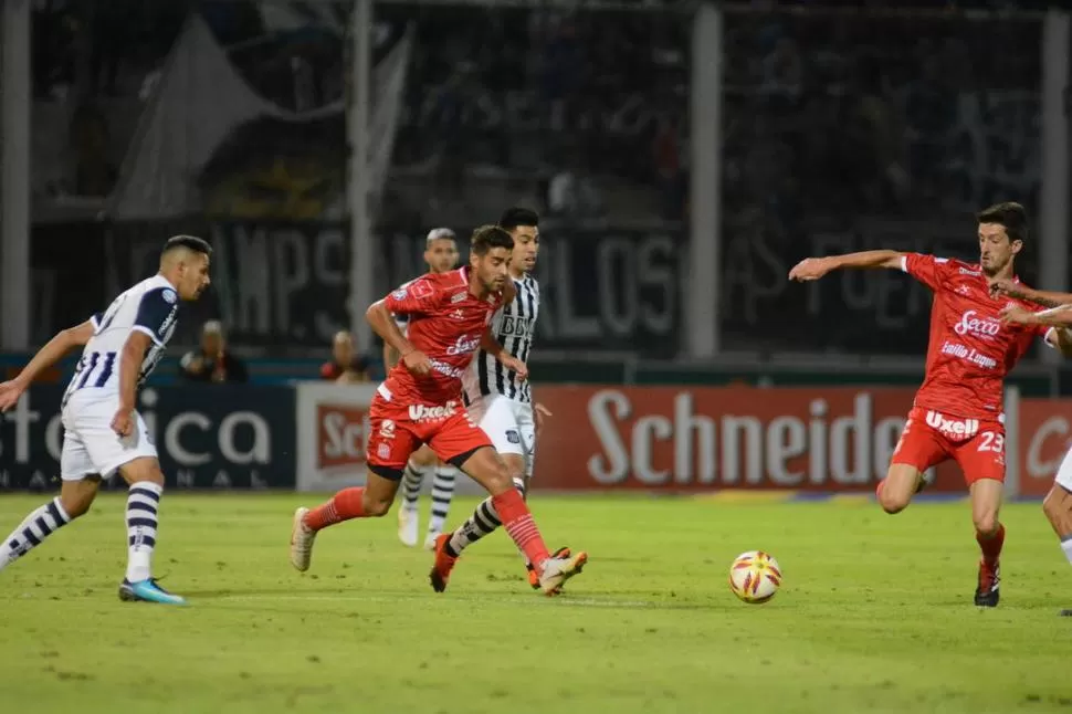 TODOS POR ELLA. Petryk y “Palito” Fernández se adelantan en la búsqueda del balón. Los jugadores de San Martín supieron controlar los embates de Talleres, cuando el dueño de casa fue por el triunfo. foto de ariel carreras (especial para la gaceta)