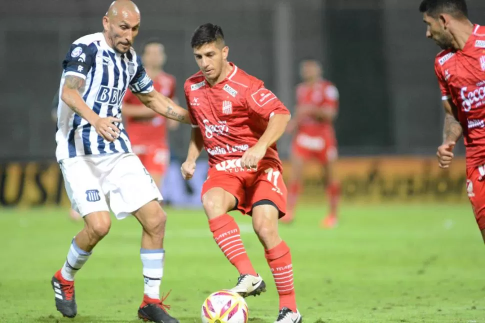 CON LA PELOTA DOMINADA. Franco Costa, que ingresó faltando 20 minutos, maniobra ante la marca del “Cholo” Guiñazú. foto de ariel carreras (especial para la gaceta)