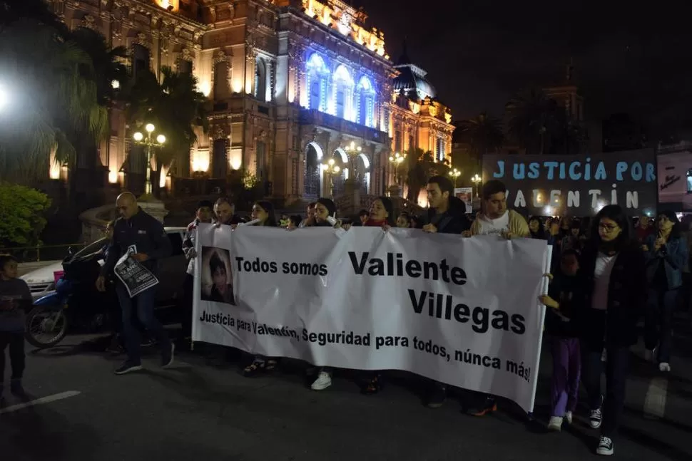 “TODOS SOMOS VALIENTE”. Amigos y familiares encabezaron la marcha.  