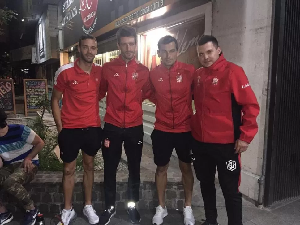 PARA EL RECUERDO. Pablo Álvarez fue hasta el hotel y se tomó una fotografía con Altuna, Fernández y “Tino” Costa. 