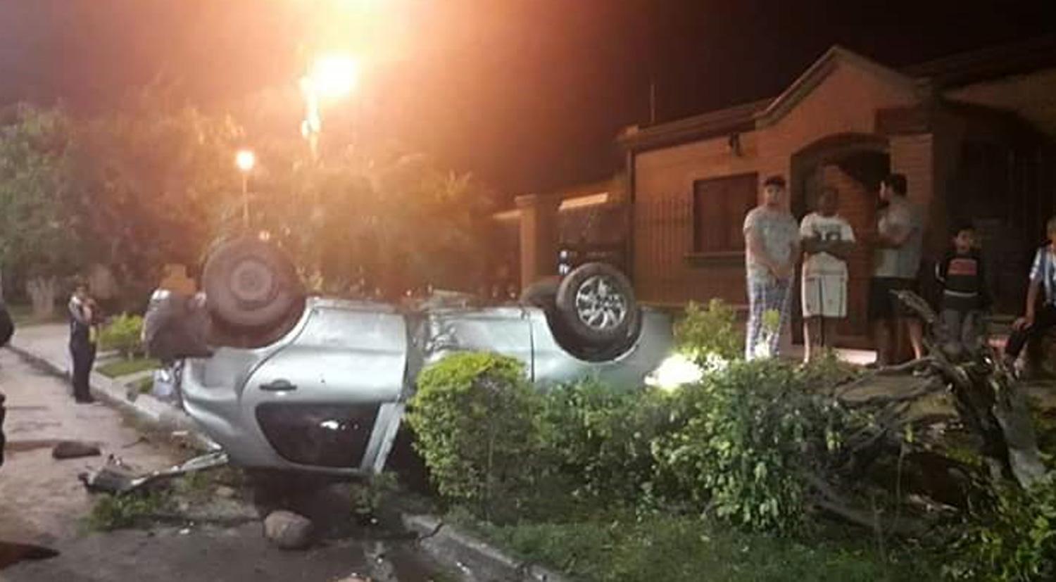 Choque y vuelco en el barrio Independencia