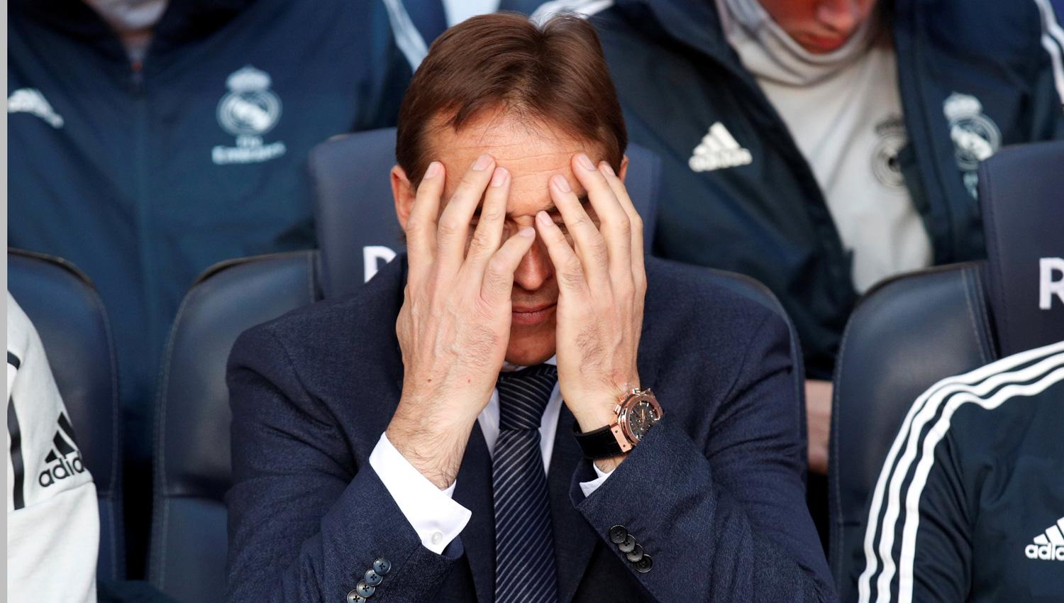 EN LA CUERDA FLOJA. Lopetegui se toma la cara ante el descalabro de su equipo. 