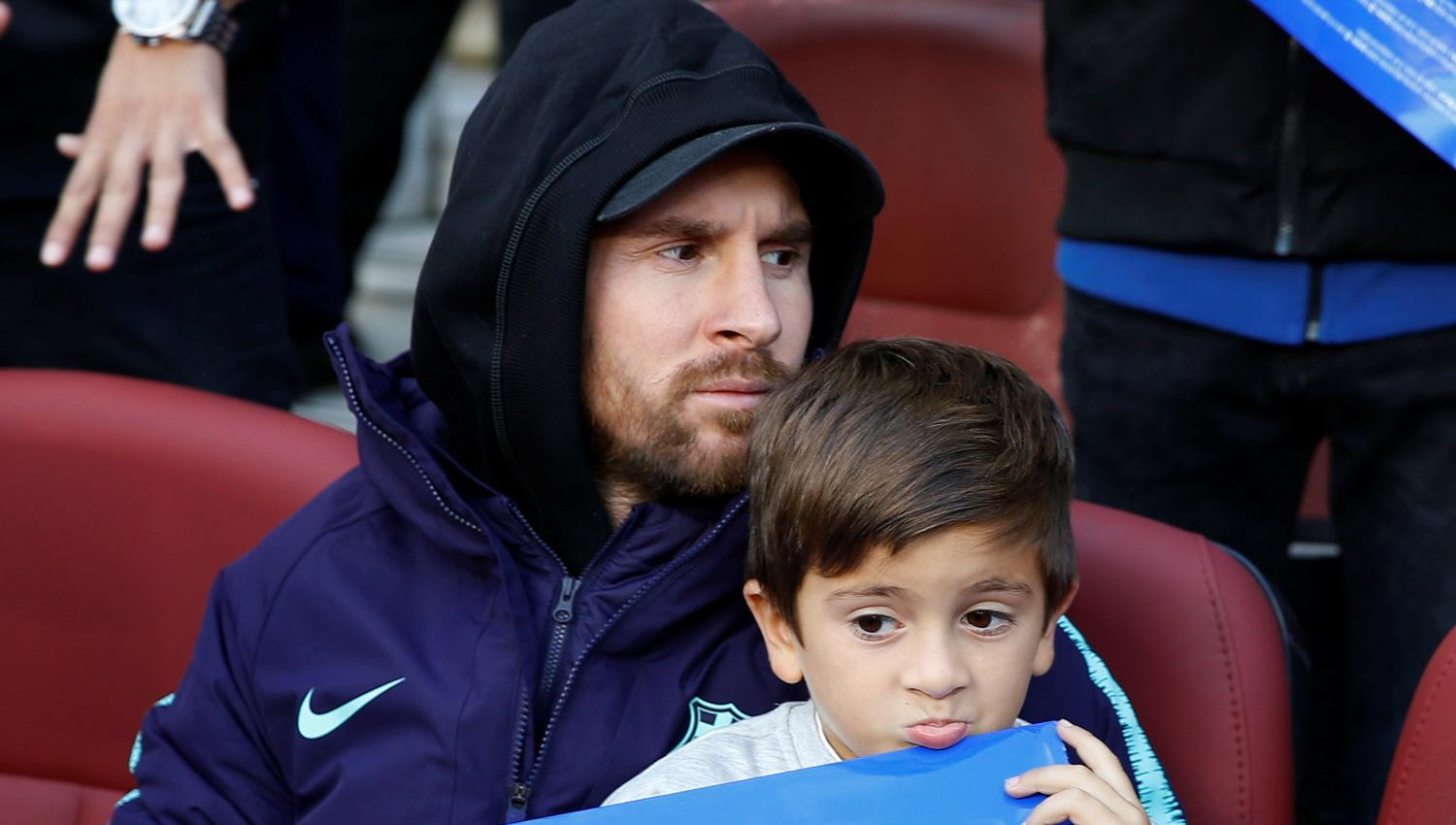 EN LA TRIBUNA. Lionel y Thiago siguieron el partido desde la platea.