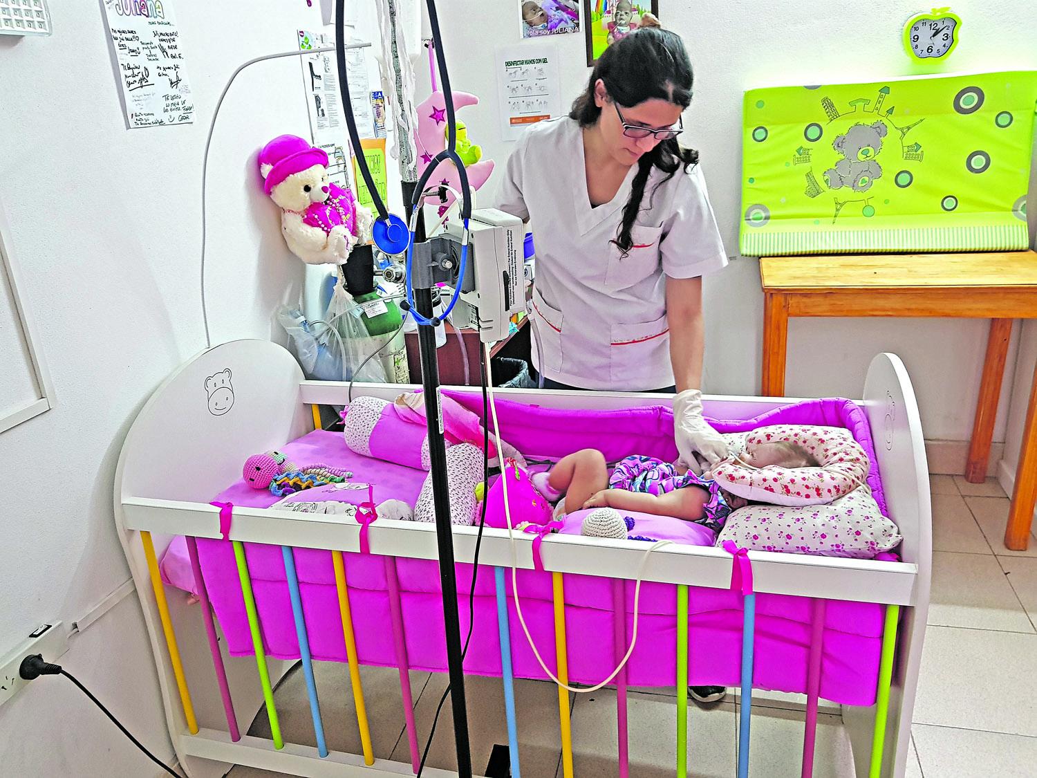 EN SU CASA. La mamá de Juliana logró montar una terapia domiciliaria en el cuarto de la nena