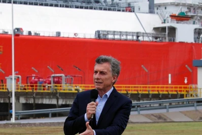 Macri despidió en Bahía Blanca al buque regasificador