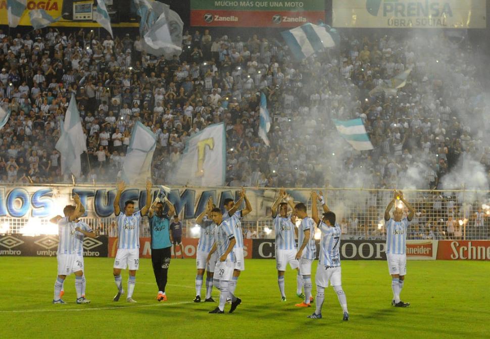 GRAN RECIBIMIENTO. Los hinchas saludaron el ingreso del equipo con pirotecnia.  