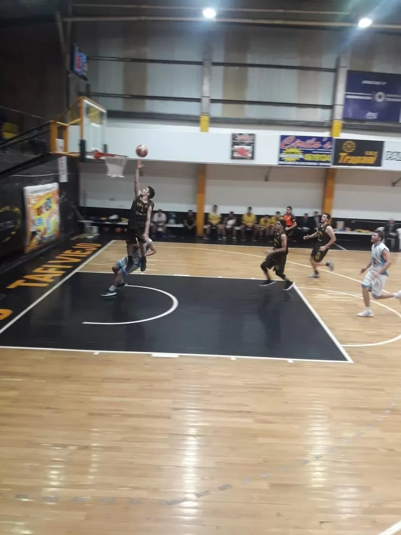 PALIZA. Lautaro Manrique parece suspendido en el aire ante el aro rival. prensa talleres