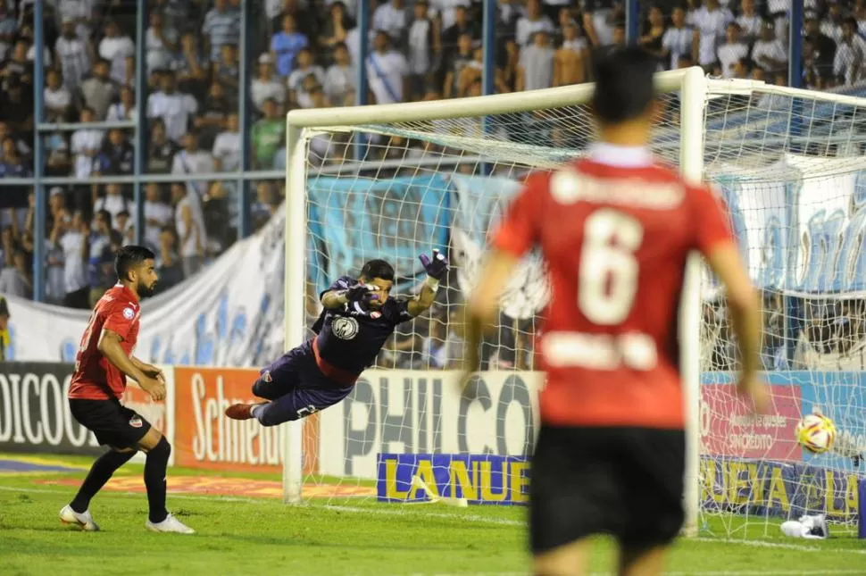 A DORMIR. La pelota yace mansa sobre la red lateral del palo izquierdo del arco de Martín Campaña, el arquero de Independiente que voló en vano en su intento por evitar el golazo del 1-0 de Rodrigo Aliendro. la gaceta / foto de héctor peralta 