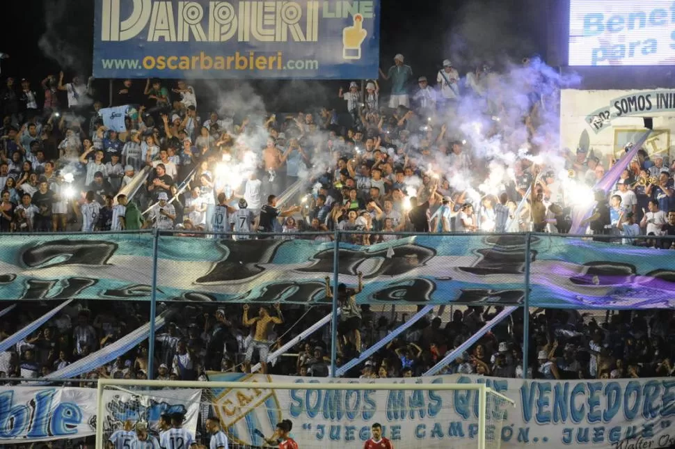 UNA HINCHADA ACORDE. El pueblo “decano” está a la altura de las mejores aficiones del fútbol argentino; y ayer volvió a dar una muestra de ello, durante todo el partido. la gaceta / fotos de hector peralta