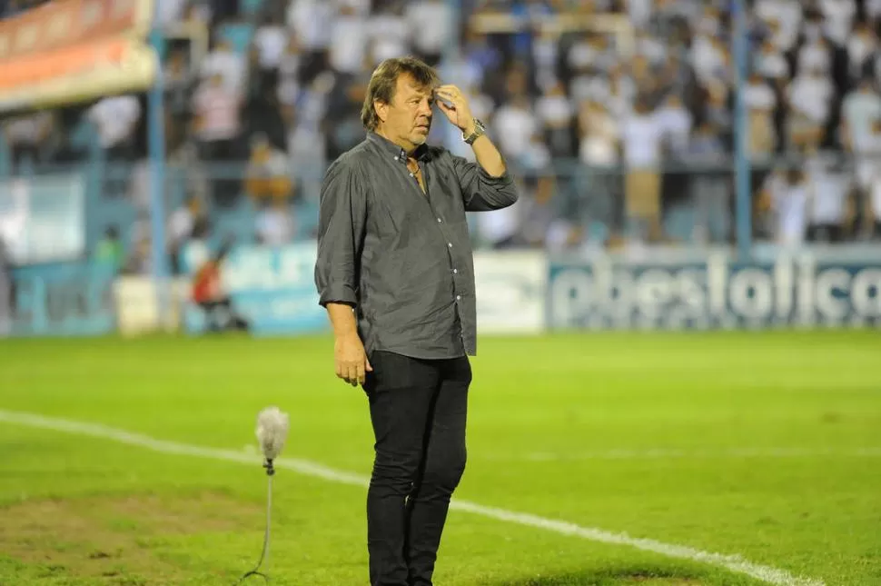 PENSANDO. Zielinski buscó y aseguró el partido con cada cambio realizado. la gaceta / foto de hector peralta