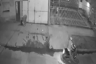Video: un motochorro golpeó a una mujer y la tiró al piso para robarle