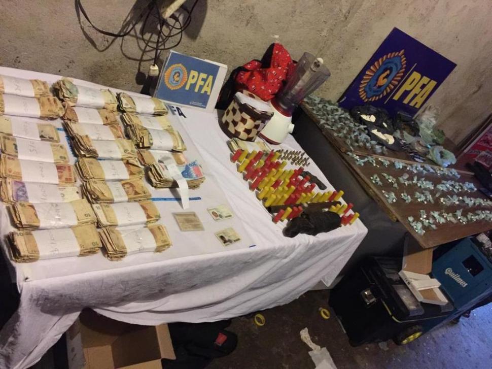 EN LA CAPITAl. El dinero, las armas y la droga incautada por los federales.  