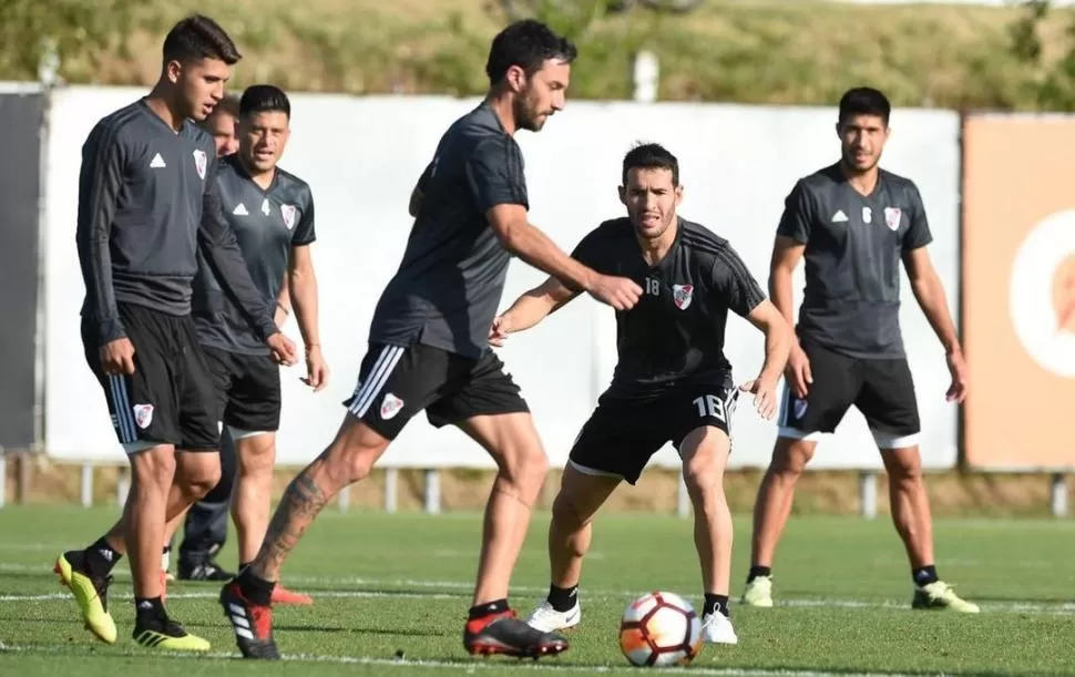 ENTRENAMIENTO. El plantel ensayó en Porto Alegre. En la foto se ve a Palacios, Scocco y Mayada en el predio del Inter. prensa carp