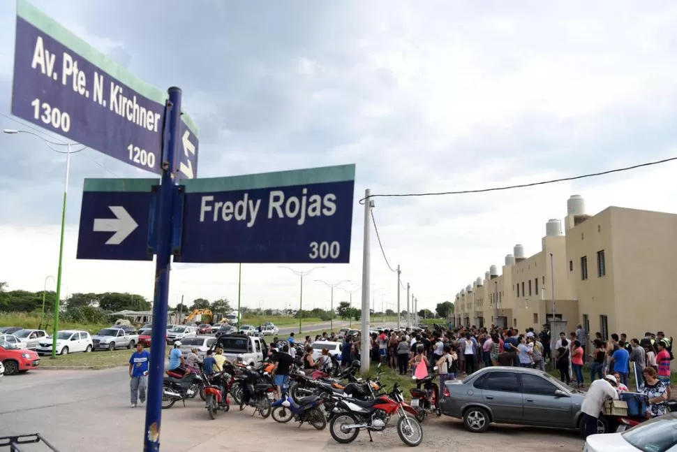 TENSIÓN. Al igual que en barrios de la capital, cientos de damnificados se reunieron en enero en Lomas de Tafí para denunciar la operatoria. la gaceta / foto de DIEGO ARAOZ (archivo)