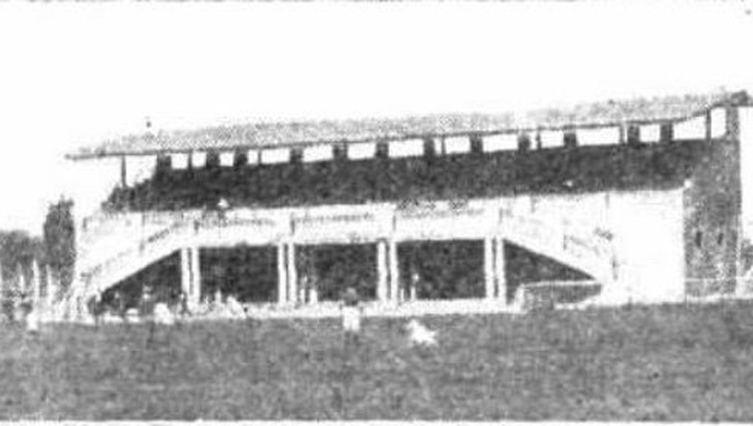 TRIBUNA INAUGURAL. La primera construcción del club.