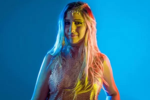 Caro Rivero y su tributo tucumano a Shakira