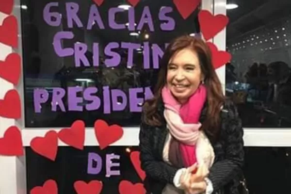 Empleados de Aeroparque decoraron la terminal para despedir a Cristina Kirchner