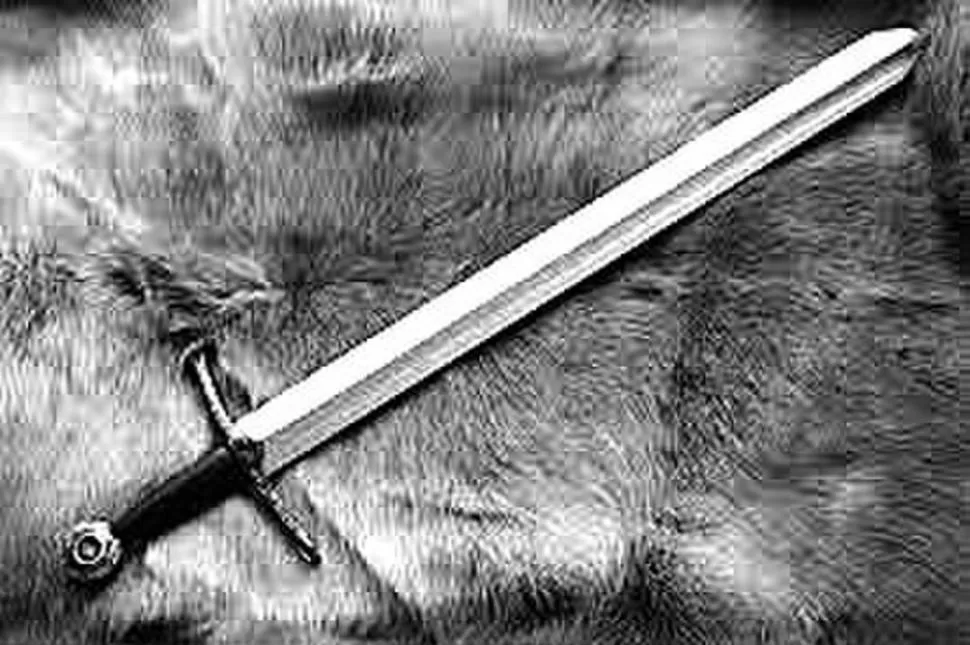 LA ESPADA. Junto con el sable, eran “las armas de los hombres honrados”, al contrario de las cortas. 