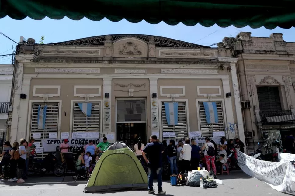 PROTESTA. Quienes acudieron a los presuntos falsos gestores del IPV reclaman para acceder a casas del Estado. la gaceta / foto de franco vera