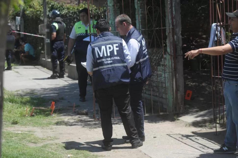 EN PLENA TAREA. Los peritos de la Policía y del ECIF trabajan en la casa del adolescente asesinado. la gaceta / foto de franco vera 