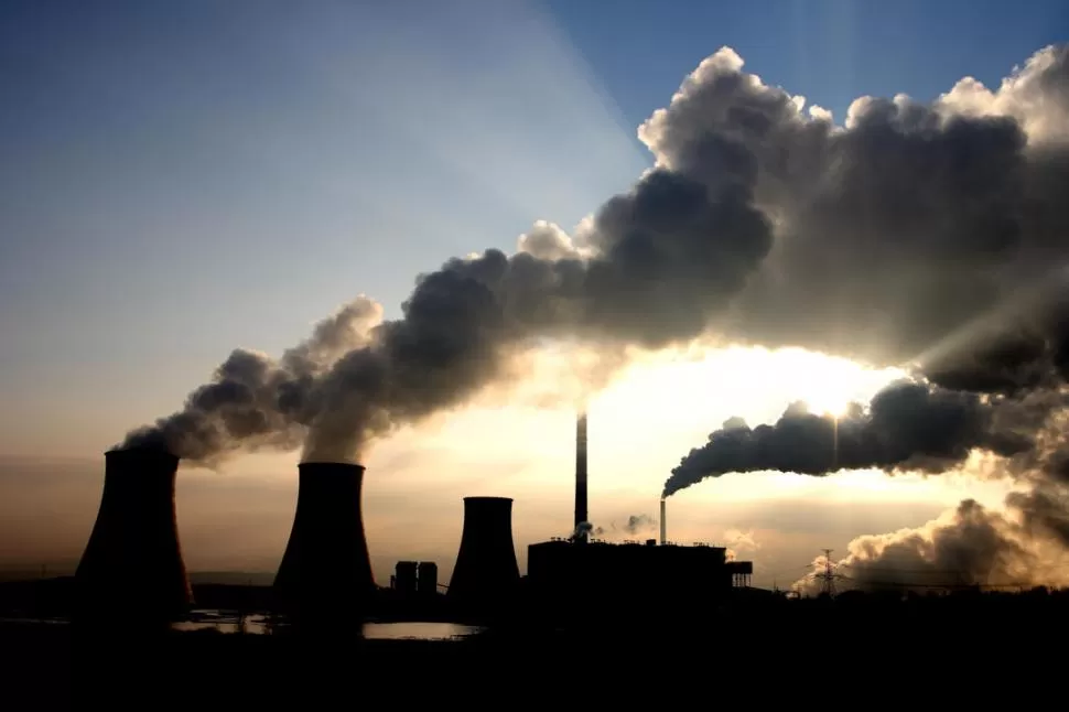 AIRE CONTAMINADO. Las chimeneas de una planta industrial despiden emanaciones hacia la atmósfera. 