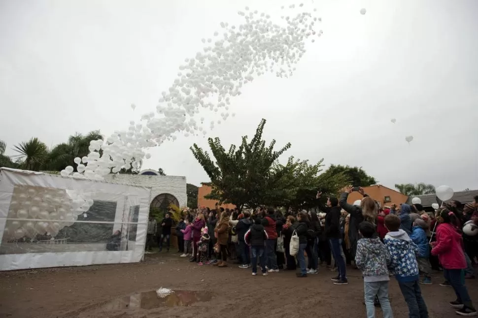 MENSAJES A LAS ALTURAS. El 17 de junio, Día del Padre, hubo una suelta de globos en el cementerio jardín. LA GACETA / FOTO DE INÉS QUINTEROS ORIO.-