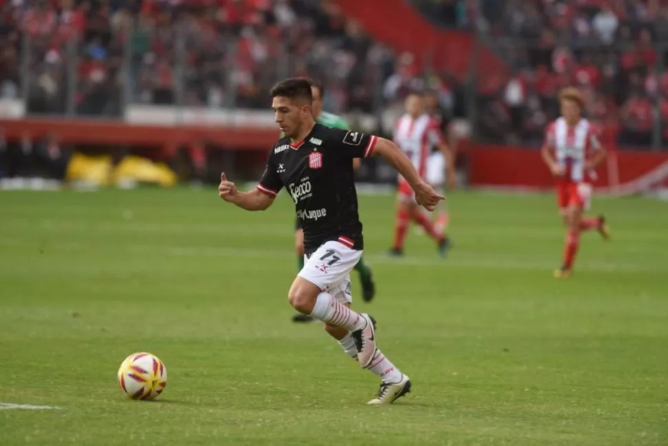 DINÁMICA. En los últimos encuentros, Franco Costa se convirtió en un jugador que le aporta soluciones al “Santo”.  la gaceta / foto diego araoz