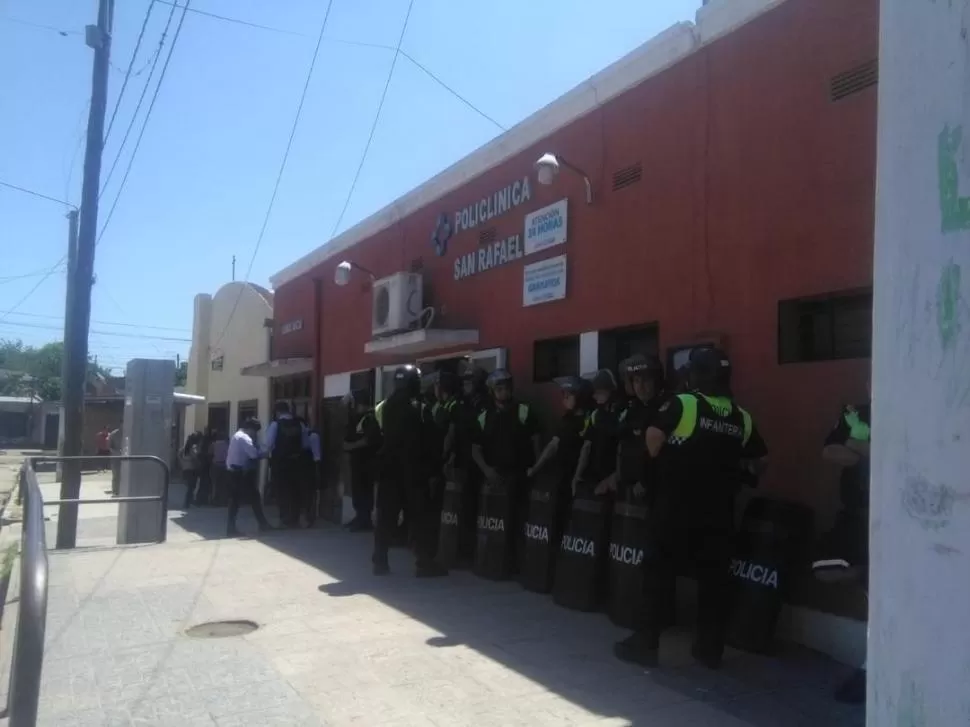 CUSTODIA. Una guardia de infantería se instaló en la puerta del CAPS San Rafael para evitar incidentes.  