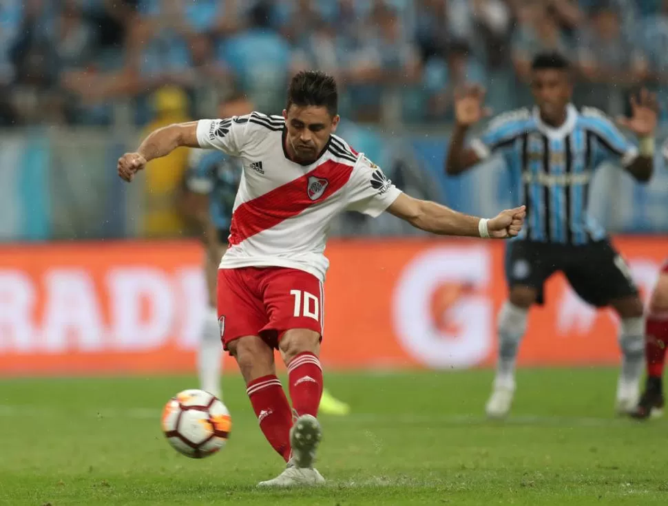 NO FALLÓ Y LO FESTEJÓ. El “Pity” Martínez ingresó en el segundo tiempo, marcó el gol del penal y lo celebró con Montiel. fotos reuters