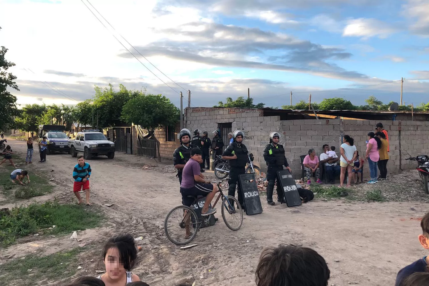 ASENTAMIENTO JULIO ABRAHAM. La Policía trabaja en el lugar.