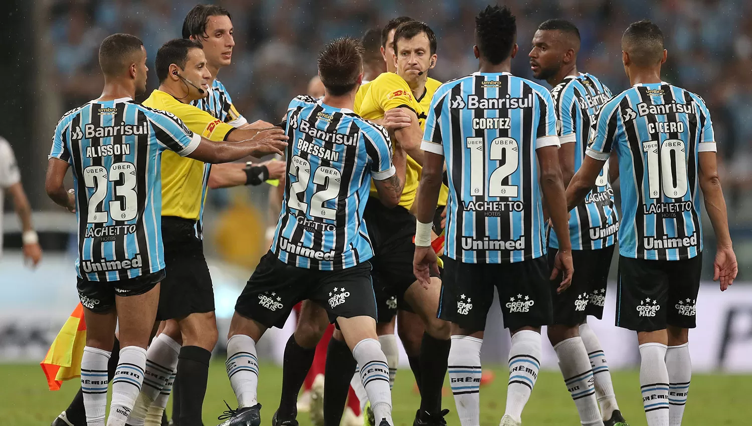 Los jugadores de Gremio reaccionaron furiosos contra el árbitro.