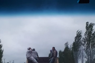 Obreros de Arcadia viajan en la caja de un camión sin respetar normas de seguridad