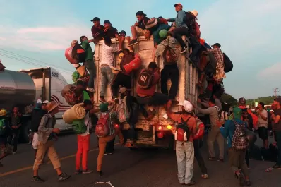 “Nuestra frontera es sagrada”, dijo Trump a los migrantes