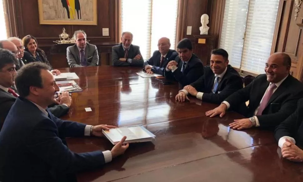 EN LA EMBAJADA. Manzur se reunió con el representante del Centro Wilson. twitter @JuanManzurOK