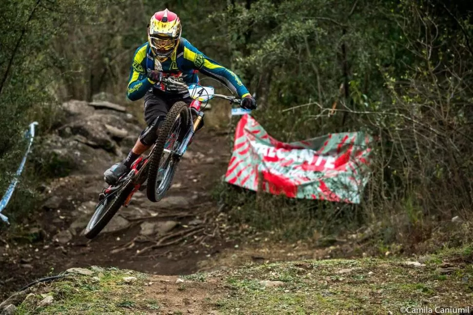 EN ACCIÓN. Santiago, esta vez organizador, en una de las carreras de enduro. foto Camila Caniumil