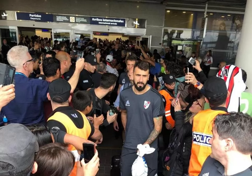BIENVENIDA. Muchos hinchas de River coparon el aeroparque “Jorge Newbery” para saludar al plantel que volvió de Brasil. prensa carp