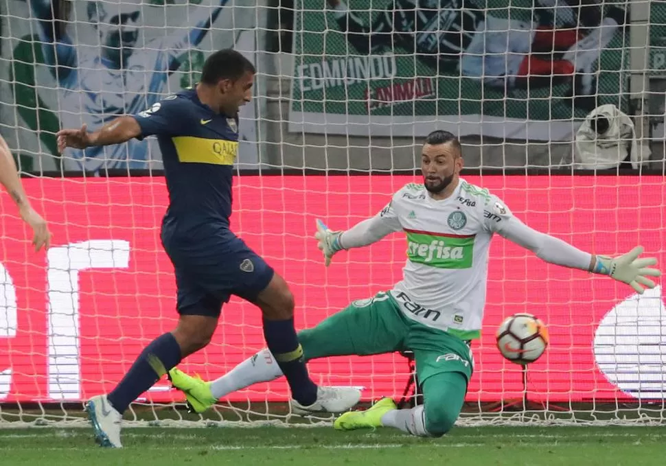 GOL CLAVE. Ábila se anticipó a los defensores brasileños y marcó el 1 a 0; un gol que casi terminó asegurando el pasaje. reuters 