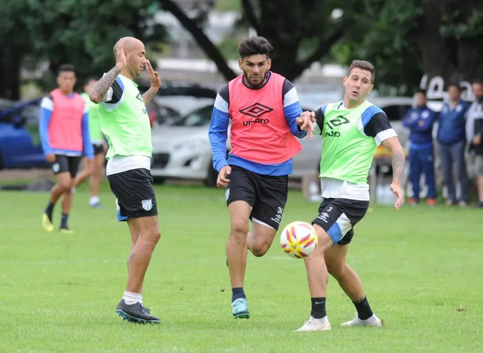 CRUCE. Toledo, que formará parte de la plantilla que viajará mañana a Mendoza, supera a Bianchi con una gambeta. la gaceta / foto de hector peralta