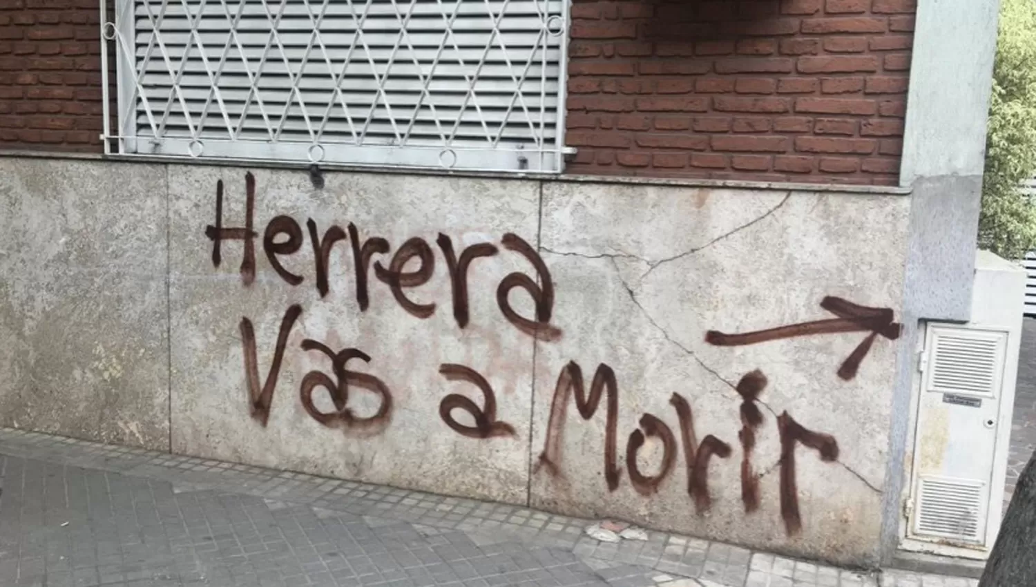 AMENAZA. La pintada apareció en el frente de una casa cercana al domicilio del delantero.