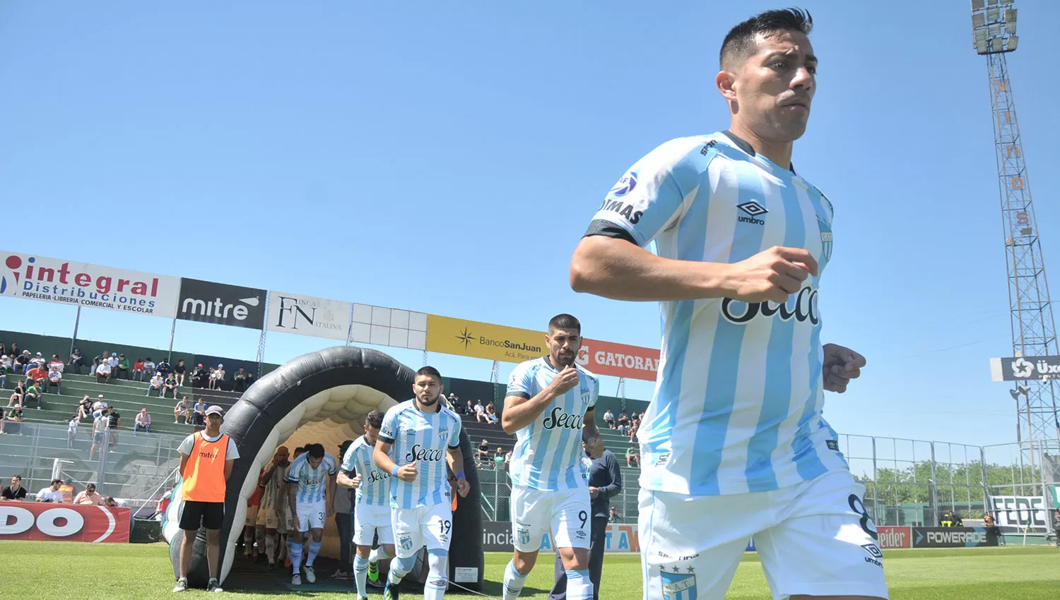 Atlético podría acercarse a Racing si es que gana en Mendoza.