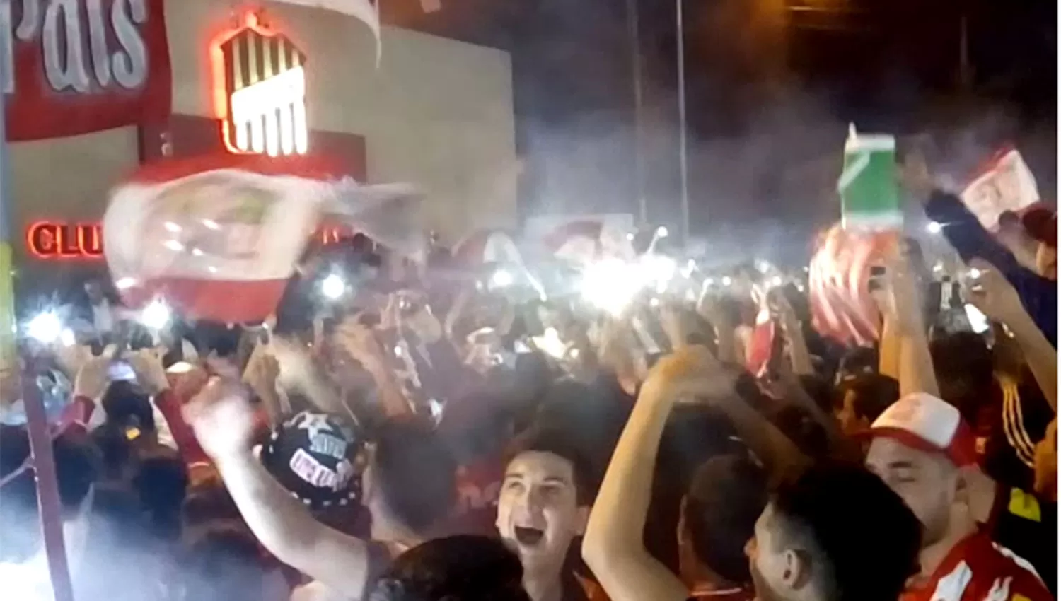 Miles de hinchas llegaron al estadio para festejar el cumpleaños desde el primer minuto.