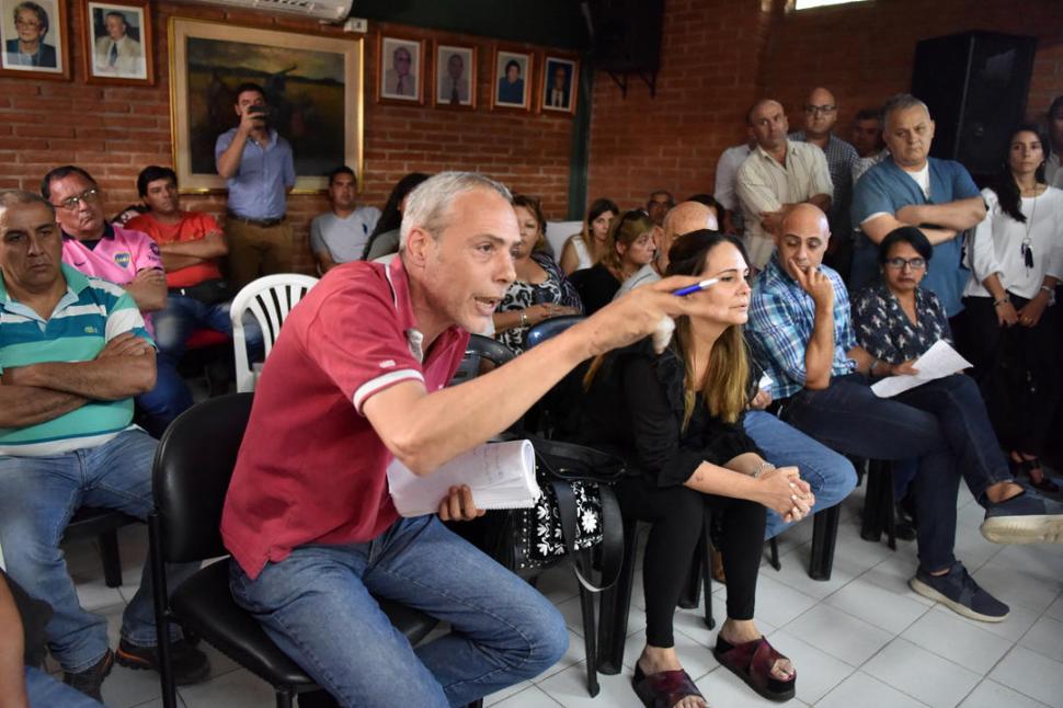 RECLAMOS. Santiago Villegas reacciona durante la sesión especial. 