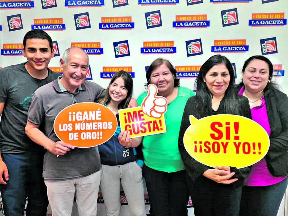 SATISFECHOS. Los ganadores y familiares posan en nuestro diario cuando vinieron a retirar su premio. 