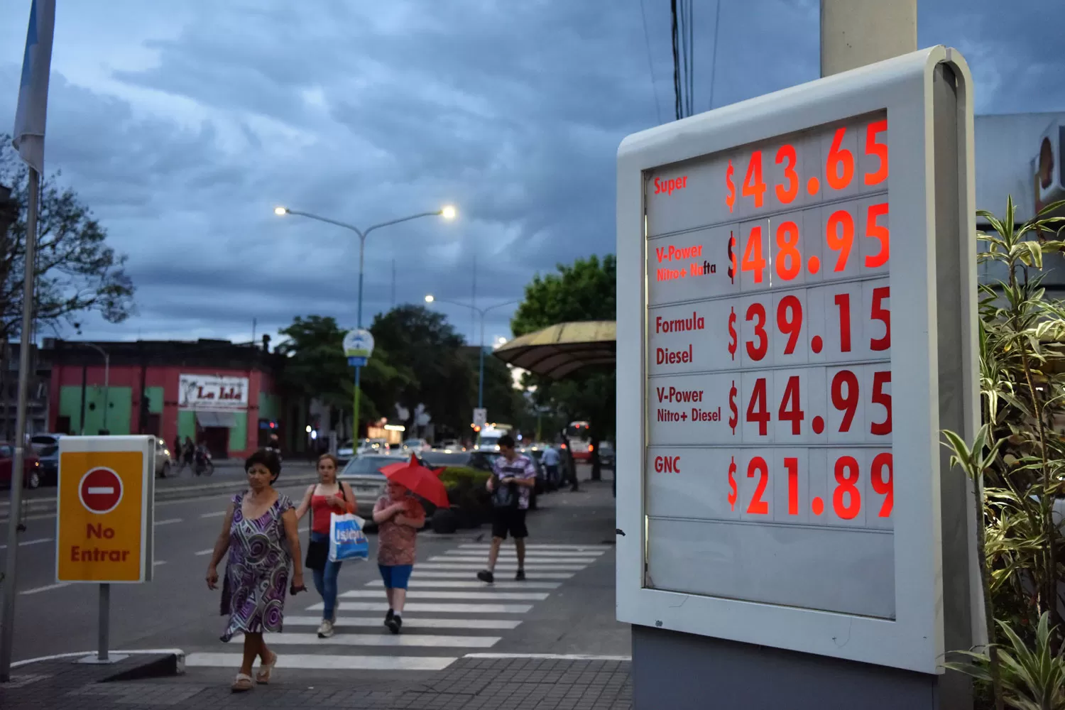 PRECIOS ACTUALIZADOS. Cada vez es más difícil llenar el tanque.