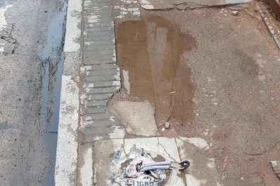 Hay cables y tornillos en la vereda de Crisóstomo al 400