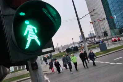 Luz verde a la igualdad: ponen semáforos femeninos por el centenario del voto en Lituania