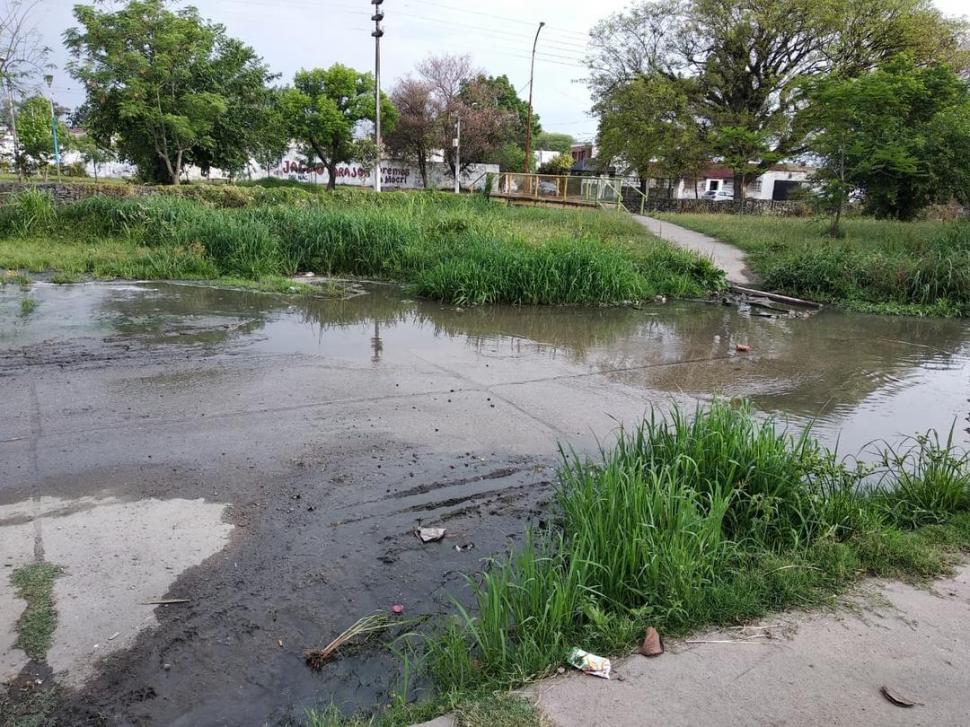 Hay cables y tornillos en la vereda de Crisóstomo al 400