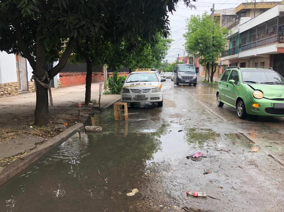 Hay cables y tornillos en la vereda de Crisóstomo al 400